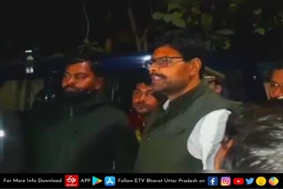 sp candidate abhay singh  ayodhya gosaiganj assembly  abhay singh supporters accused of stone pelting  stone pelting in police station  ayodhya latest news  etv bharat up news  थाने में पथराव  सपा प्रत्याशी के समर्थकों ने किया थाने में पथराव  गोसाईगंज विधानसभा अयोध्या  सपा-भाजपा समर्थकों के बीच पथराव  पथराव और फायरिंग का मामला  अयोध्या लेटेस्ट न्यूज  ईटीवी भारत यूपी न्यूज