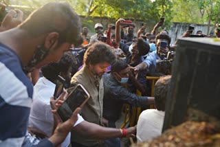 vijay apologizes to public for not waiting at queue