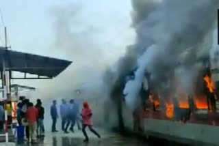 બિહારના મધુબની રેલવે સ્ટેશન પર ઉભેલી ટ્રેનમાં ભીષણ આગ, કોઈ જાનહાની નહીં