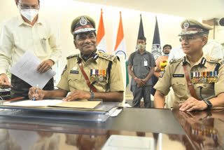 http://1AP New DGP: 'దాడులను ఉపేక్షించం.. వివాదాలకు తావివ్వకుండా పనిచేస్తాం' 0.10.50.85:6060///finalout4/andhra-pradesh-nle/finalout/19-February-2022/14509916_dgp.jpeg