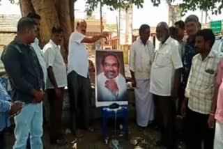 milk-poured-to-the-portrait-of-minister-ks-eshwarappa