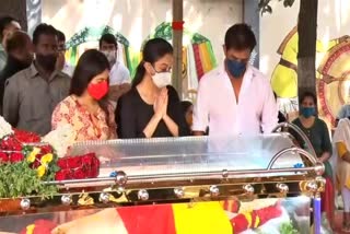 Actress Aishwarya gave last respect to her grandfather rajesh