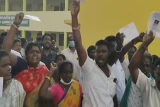 வாக்குச்சாவடி மையத்தை முற்றுகையிட்டு அதிமுக, சுயேட்சை வேட்பாளர்கள் போராட்டம்