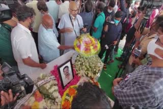 kizhakkambalam deepu murder  twenty twenty deepu cremation  ദീപുവിന്‍റെ മൃതദേഹം സംസ്‌കരിച്ചു  ട്വന്‍റി ട്വന്‍റി പ്രവർത്തകൻ മരണം  വിളക്കണക്കൽ പ്രതിഷേധം