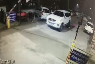 Fortuner car theft in society in Hari Nagar incident caught in CCTV camera