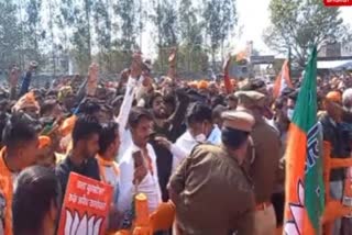 Youth raised slogans in front of Defense Minister Rajnath Singh