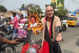 ഡിഎംകെ പ്രചാരണം റൊമാനിയന്‍ പൗരന്‍  romanian man campaigns for dmk  coimbatore foreigner dmk campaign  വിദേശി ഡിഎംകെ പ്രചാരണം  ഡിഎംകെ തദ്ദേശ തെരഞ്ഞെടുപ്പ് പ്രചാരണം  foreigner gets notice for dmk campaign