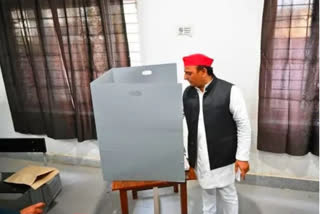 akhilesh yadav and dimple yadav cast their vote