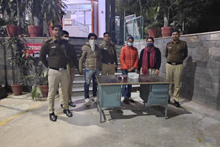 पुलिस की गिरफ्त में आरोपी