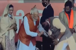 PM touches feet of Unnao district president as he bows to him