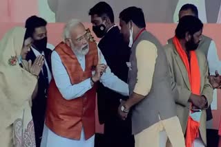 PM Modi touches worker feet in Unnao