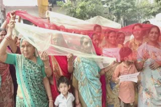 Protests in Surat : મચ્છરોના ત્રાસના કારણે રહીશોએ મચ્છર દાની ઓઢીને રામધુન બોલાવી કર્યો વિરોધ
