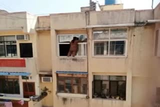 Woman cleaning video viral  ghaziabad viral video  Video of woman viral in Ghaziabad  woman outside fourth floor window  गाजियाबाद का वायरल वीडियो  महिला की सफाई का वीडियो वायरल  गाजियाबाद में महिला का वीडियो वायरल  चौथी मंजिल की खिड़की से बाहर महिला