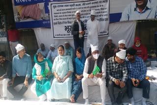 leader-of-opposition-sitting-on-hunger-strike-outside-corporation-headquarters-against-mayor