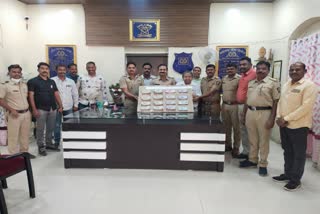 stolen Rs 9 lakh 82 thousand was returned to the owner by Daund police