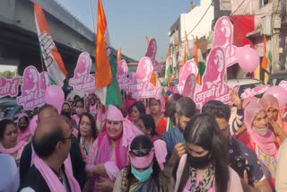 I am a girl  I can fight  after Congress slogan of UP now it started resonating in Delhi too