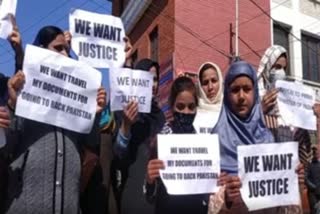 Ex-militants wives protest with children in Srinagar