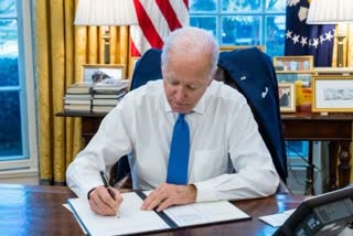 Biden signs executive order to prohibit new investment trade in Ukraine breakaway regions