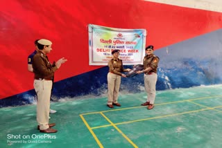 विजेता पुलिसकर्मियों को मिली ट्रॉफी