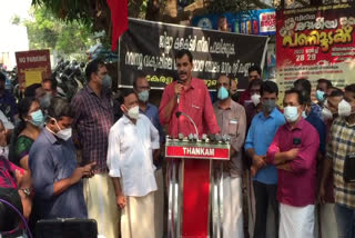 ngo union s strike called off in kozhikode collectorate  strike in kozhikode collectorate  ngo union  കോഴിക്കോട് കളക്ടറേറ്റിൽ ജീവനക്കാർ നടത്തിവന്ന സമരം പിൻവലിച്ചു  എന്‍ജിഒ യൂണിയന്‍റെ സമരം പിന്‍വലിച്ചു  കോഴിക്കോട് കളക്ടറേറ്റ്