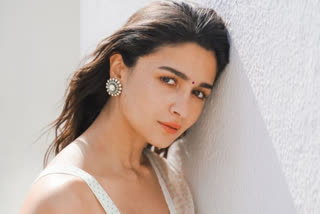 Alia Bhatt promotes Gangubai Kathiawadi in Delhi,Gangubai Kathiawadi delhi promotions,Alia Bhatt in delhi for gangubai promotions,Alia Bhatt saree looks,Alia Bhatt gangubai promotions,ಶ್ವೇತ ವರ್ಣದ ದಿರಿಸಿನಲ್ಲಿ ಆಲಿಯಾ ಭಟ್​,ಗಂಗೂಬಾಯಿ ಕಥಿಯಾವಾಡಿ ಚಿತ್ರದ ಪ್ರಚಾರ,ಬಿಳಿ ಬಣ್ಣದ ಸೀರೆಯುಟ್ಟ ಬಾಲಿವುಡ್​ ನಟಿಯರು,ಗಂಗೂಬಾಯಿ ಕಥಿಯಾವಾಡಿ ಚಿತ್ರದ ಬಿಡುಗಡೆ ದಿನಾಂಕ