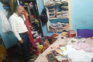 मोबाइल मैकेनिक के घर लोखों की चोरी