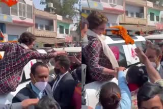 Priyanka Gandhi met BJP worker in roadshow  Up assembly election 2022  Congress General Secretary Priyanka Gandhi  യുപി നിയമസഭ തെരഞ്ഞെടുപ്പ് പ്രിയങ്ക ഗാന്ധി റോഡ് ഷോ  ബിജെപി പ്രവർത്തകർക്ക് ഹസ്‌തദാനം നൽകി പ്രിയങ്ക ഗാന്ധി