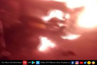 kushinagar ambulance fire  Kushinagar latest news  etv bharat up news  Kushinagar crime news  दो एंबुलेंस को किया आग के हवाले  Two ambulances set on fire  set on fire in Kushinagar  due to political acrimony  हाटा विधानसभा क्षेत्र  कुशीनगर के हाटा  निर्दलीय प्रत्याशी रबीश सिंह  दो एंबुलेंस को आग के हवाले  सावित्री अस्पताल के प्रबंधक  राजनीतिक प्रतिद्वंद्वियों पर आरोप  कुशीनगर के हाटा कोतवाली