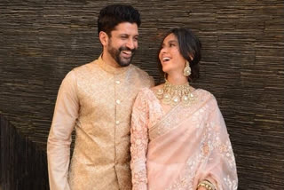 Shibani Dandekar applies henna on Farhan Akhtar's palm