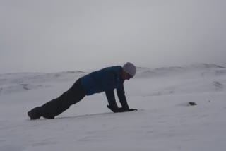 ITBP Commandeant does 65 push-ups amid freezing temperatures in Ladakh, itbp commandant video in snow, itbp commandant ladakh, himveers video