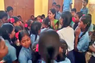 student-cried-for-teacher-transfer in yadagiri