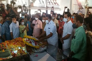 SAJI CHERIYAN PAYS CONDOLENCE TO KPAC LALITHA  KPAC LALITHA  KPAC LALITHA FUNARAL  SAJI CHERIYAN CONDOLES ON KPAC LALITHA  SAJI CHERIYAN CONDOLES ON DEATH OF KPAC LALITHA  KPAC LALITHA DEATH  കെ.പി.എസി ലളിതയ്‌ക്ക് അന്തിമോപചാരം അർപ്പിച്ച് സജി ചെറിയാൻ  കെ.പി.എസി ലളിതയ്‌ക്ക് ആദരം  കെ.പി.എ.സി ലളിത അന്തരിച്ചു