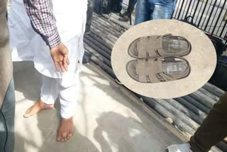 Annoyed-congress-mla-leave-the-shoes