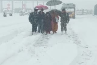 Heavy Snowfall in Kashmir: وادی کے مختلف اضلاع میں برف باری