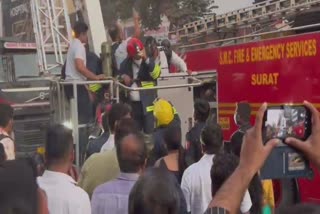 Students caught fire in Surat : ટ્યૂશન ક્લાસીસની આગમાં 20 વિદ્યાર્થી ફસાયાં તમામનું દિલધડક રેસ્ક્યૂ થયું