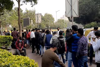 everything-opened-in-delhi-but-many-gates-of-metro-are-still-closed