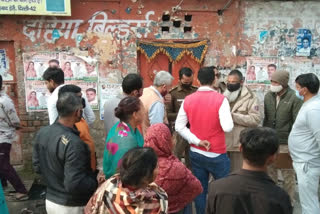 employee hanged himself inside building material shop in delhi