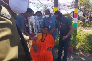Sadhvi Pragya fell after gasping in plantation program