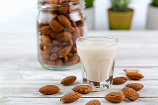 How good is the combination of almonds and milk for your health, Consumption of milk and almond together is good for health, healthy food tips, milk health benefits, nutrients in almonds, nutrients in milk