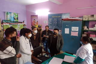 chamoli-district-magistrate-did-surprise-inspection-of-tharali-health-center