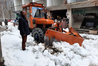 Snow Clearance Continues from Interior Roads Of Kokernag