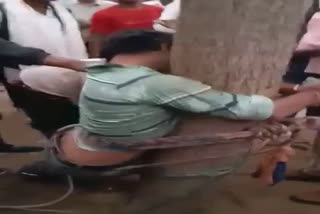 villagers beat miscreant by tying him tree