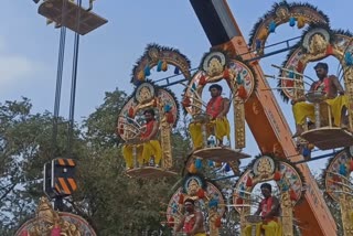 பழநியில் கிரேனில் தொங்கியபடி பக்தர்கள் நேர்த்திக் கடன் செலுத்தும் காட்சி