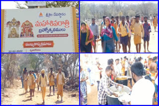 devotees reaching to srisailam by walk through nallamalla forest area for Shivaratri brahmostavam's