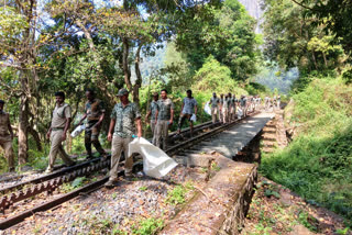 குப்பைகளை அகற்றிய வனத்துறை, ரயில்வேத்துறை அலுவலர்கள்