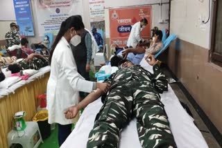 army-personnel-donated-blood-at-azadi-ka-blood-donation-festival-in-delhi-aiims