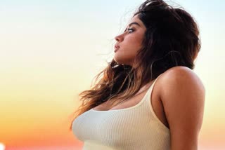 janhvi kapoor latest pictures  janhvi kapoor sunset pictures  janhvi kapoor latest photoshoot  janhvi kapoor hot pics  Janhvi kapoor latest news  janhvi kapoor latest updates  ഇൻസ്റ്റയില്‍ സുന്ദര ചിത്രങ്ങളുമായി ജാൻവി കപൂര്‍  ജാൻവി കപൂര്‍ ഫോട്ടോസ്  പരസ്യ ഫോട്ടോഗ്രാഫിയില്‍ ശ്രദ്ധേയമായ സാഷ ജയ്‌റാം ഫോട്ടോസ്  ജാന്‍വി കപൂര്‍ സൂര്യാസ്‌തമയം ചിത്രങ്ങള്‍  ജാന്‍വി കപൂര്‍ പുതിയ സിനിമകള്‍