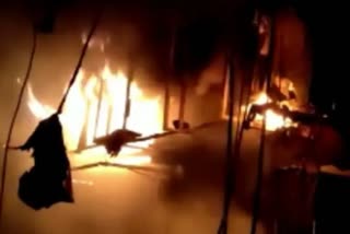 clothing shop of Turabnagar Ghaziabad  fire shop loss of millions  fire broke out in clothing shop Ghaziabad  गाजियाबाद कुर्ती दुकान में लगी भीषण आग  गाजियाबाद कपड़ों की दुकान में लगी आग  गाजियाबाद लाखों का कपड़ा जलकर राख