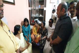 Ten lakhs of financial assistance from Minister KS Eshwarappa's family