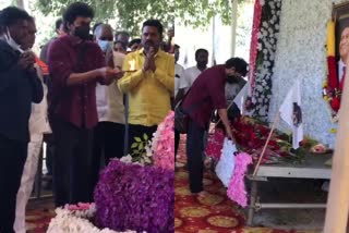 Tamil actor Vijay pays homage to Puneeth Rajkumars grave  പുനീത് രാജ്‌കുമാറിന് ആദരാഞ്ജലി അർപ്പിച്ച് തമിഴ് നടൻ വിജയ്  കന്നഡ താരം പുനീത് രാജ്‌കുമാർ മരണം  പുനീത് രാജ്‌കുമാറിന്‍റെ ശവകുടീരത്തിൽ പുഷ്പചക്രം ചാർത്തി വിജയ്  പുനീത് രാജ്‌കുമാർ വിജയ് വാർത്ത  ഇളയതളപദി വിജയ്  Puneeth Rajkumar Vijay news  Vijay visited Puneeth Rajkumars grave